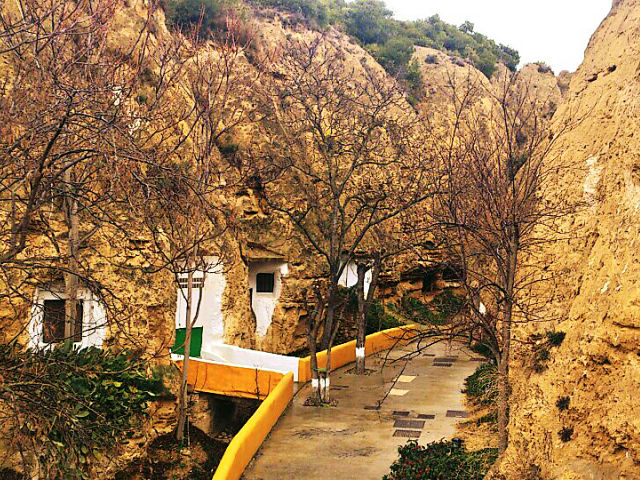 Barranco con cuevas utilizadas como vivienda (Valtierra).