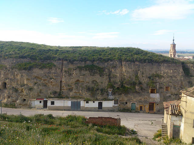 Talud con cuevas que sirven de vivienda en Valtierra (Navarra)