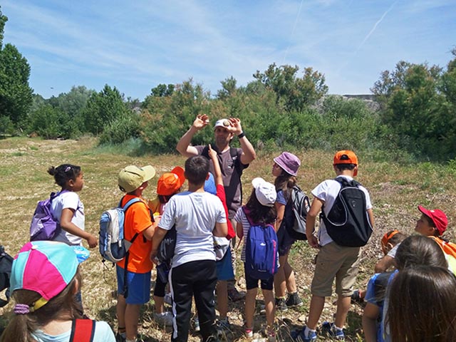 Explicación durante una excursión para alumnos de primaria al río Ebro en Sobradiel, Zaragoza
