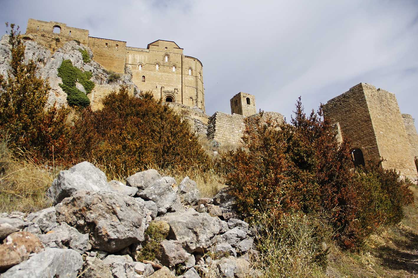 Vista de la muralla del Castillo de Loarre