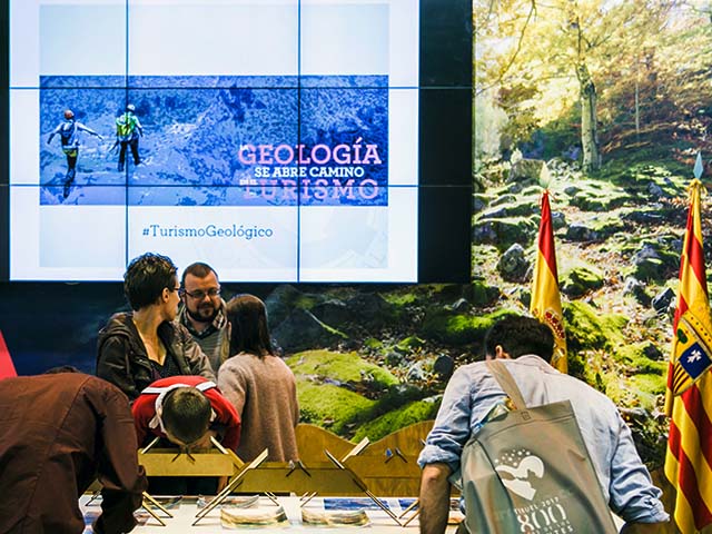 charla sobre turismo y geología en el stand de Aragón. Fitur 2017