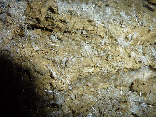Cristalizaciones dentro de una mina de sal en valtierra, Navarra